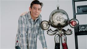 陳冠希與設計的公仔「MEGA α SKULLPANDA 1000 CLOT」。（圖／泡泡瑪特提供）