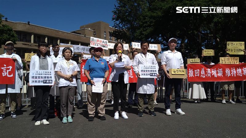藥師、醫師都怒了！政院前拉布條抗議這事