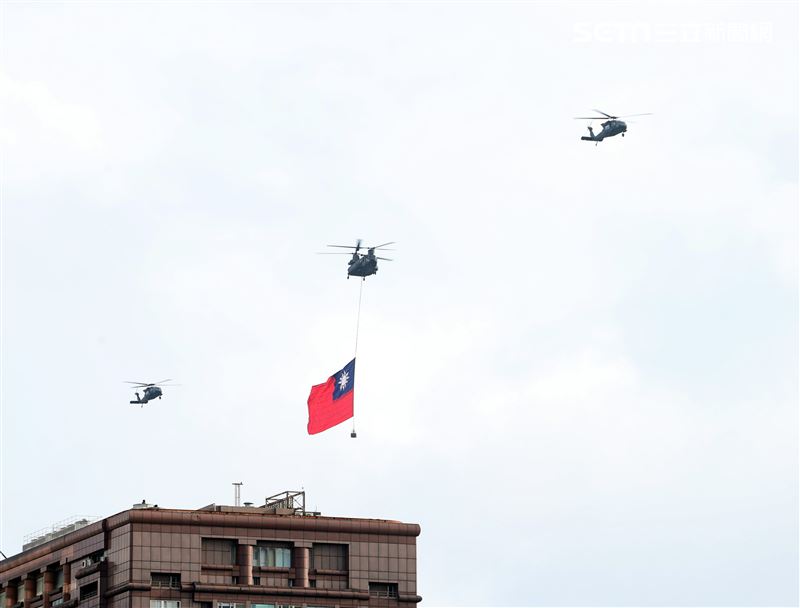 雙十國慶國軍展開空中全兵力預演，兩架UH-60M黑鷹直升機、一架CH-47SD直升機吊掛巨幅國旗橫越總統府。（圖/記者邱榮吉攝影）