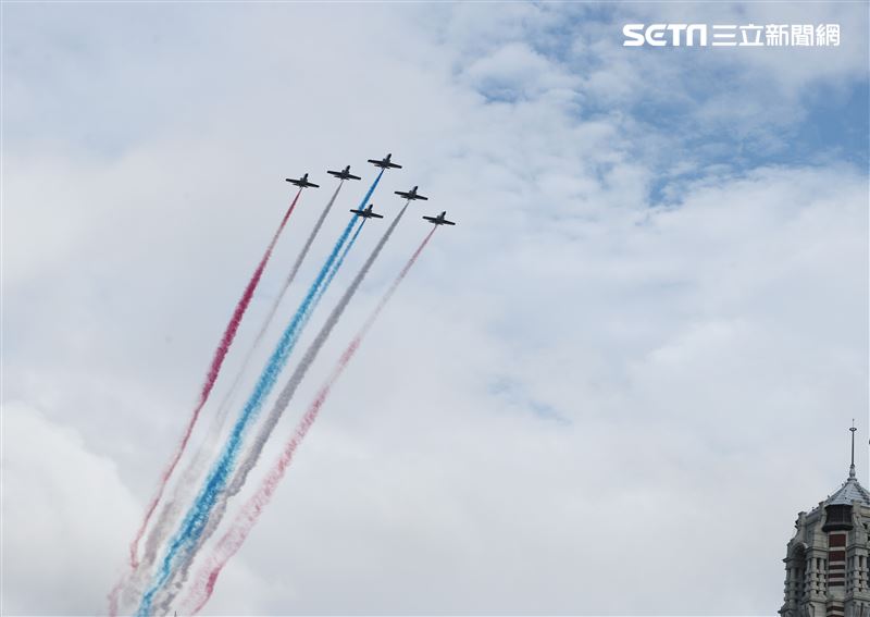 雙十國慶國軍展開空中全兵力預演，六架雷虎小組教練機施放藍白紅彩煙飛越總統府上空。（圖/記者邱榮吉攝影）