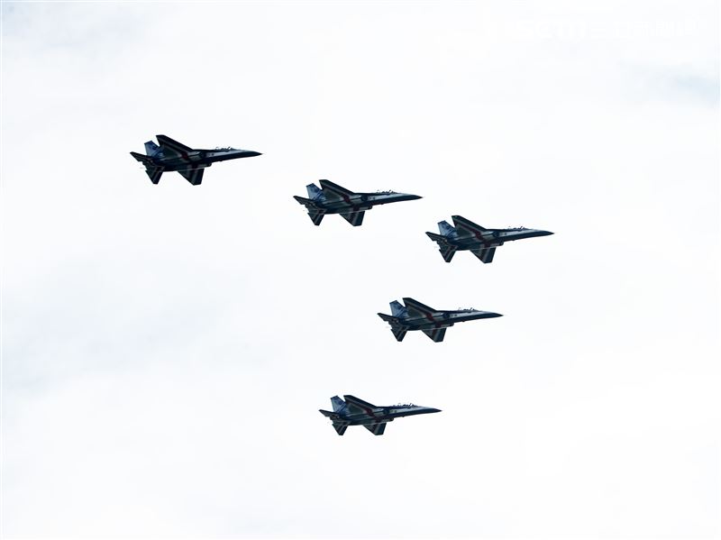 雙十國慶國軍展開空中全兵力預演，五架勇應高教機快速橫越總統府。（圖/記者邱榮吉攝影）