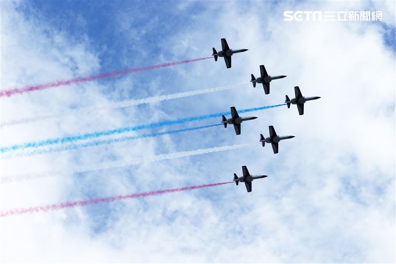 雙十國慶國軍展開空中全兵力預演，六架雷虎小組教練機施放藍白紅彩煙飛越總統府上空。（圖/記者邱榮吉攝影）