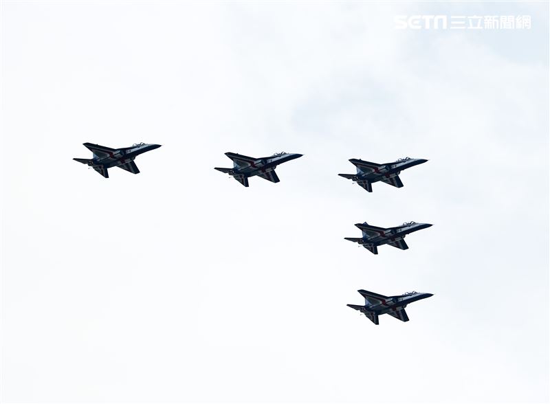 雙十國慶國軍展開空中全兵力預演，五架勇應高教機快速橫越總統府。（圖/記者邱榮吉攝影）