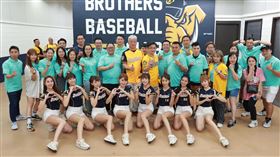 劉威伸董事長（中）與團隊及中信兄弟啦啦隊女神們同框。（圖／品牌提供）