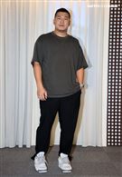 草爺出席「飲未乾的酒」MV活動。（圖／記者邱榮吉攝）