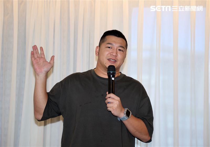 草爺為歌曲「飲未乾的酒」拍攝音樂微電影，吳思賢、陳零九跨刀相挺。（圖/記者邱榮吉攝影）