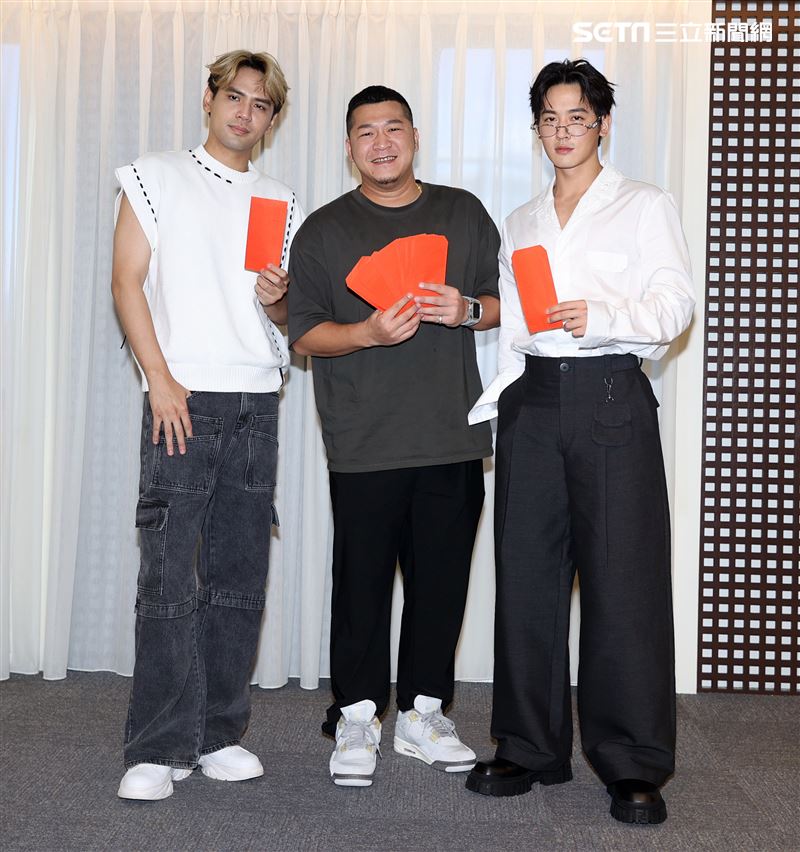 草爺為歌曲「飲未乾的酒」拍攝音樂微電影，吳思賢、陳零九跨刀相挺。（圖/記者邱榮吉攝影）