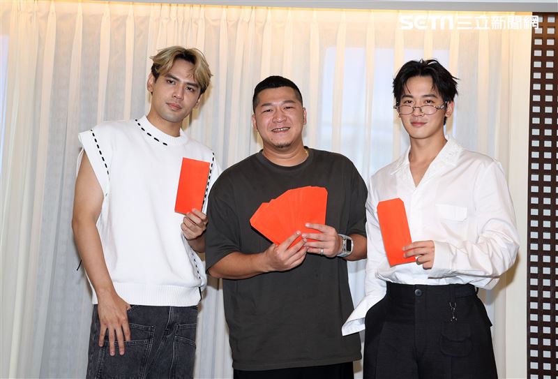 草爺為歌曲「飲未乾的酒」拍攝音樂微電影，吳思賢、陳零九跨刀相挺。（圖/記者邱榮吉攝影）