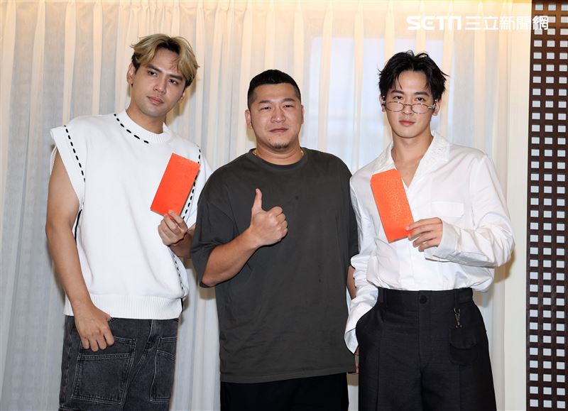 草爺為歌曲「飲未乾的酒」拍攝音樂微電影，吳思賢、陳零九跨刀相挺。（圖/記者邱榮吉攝影）