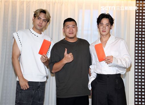 草爺為歌曲「飲未乾的酒」拍攝音樂微電影，吳思賢、陳零九跨刀相挺。（圖/記者邱榮吉攝影）