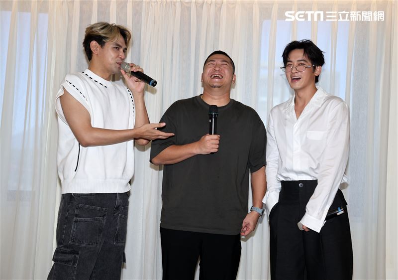 草爺為歌曲「飲未乾的酒」拍攝音樂微電影，吳思賢、陳零九跨刀相挺。（圖/記者邱榮吉攝影）