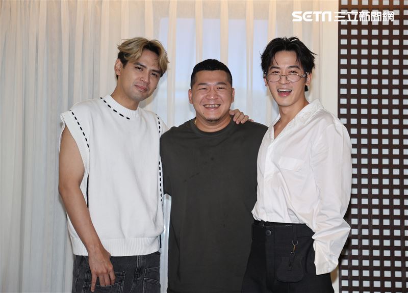 草爺為歌曲「飲未乾的酒」拍攝音樂微電影，吳思賢、陳零九跨刀相挺。（圖/記者邱榮吉攝影）