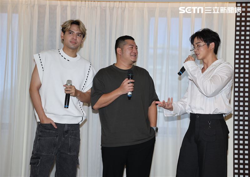 草爺為歌曲「飲未乾的酒」拍攝音樂微電影，吳思賢、陳零九跨刀相挺。（圖/記者邱榮吉攝影）