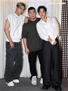 草爺為歌曲「飲未乾的酒」拍攝音樂微電影，吳思賢、陳零九跨刀相挺。（圖/記者邱榮吉攝影）