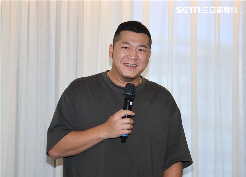 草爺出席「飲未乾的酒」MV活動。（圖／記者邱榮吉攝）