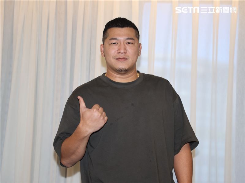 草爺出席「飲未乾的酒」MV活動。（圖／記者邱榮吉攝）