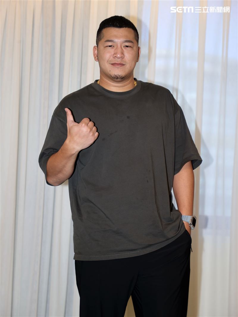 草爺出席「飲未乾的酒」MV活動。（圖／記者邱榮吉攝）