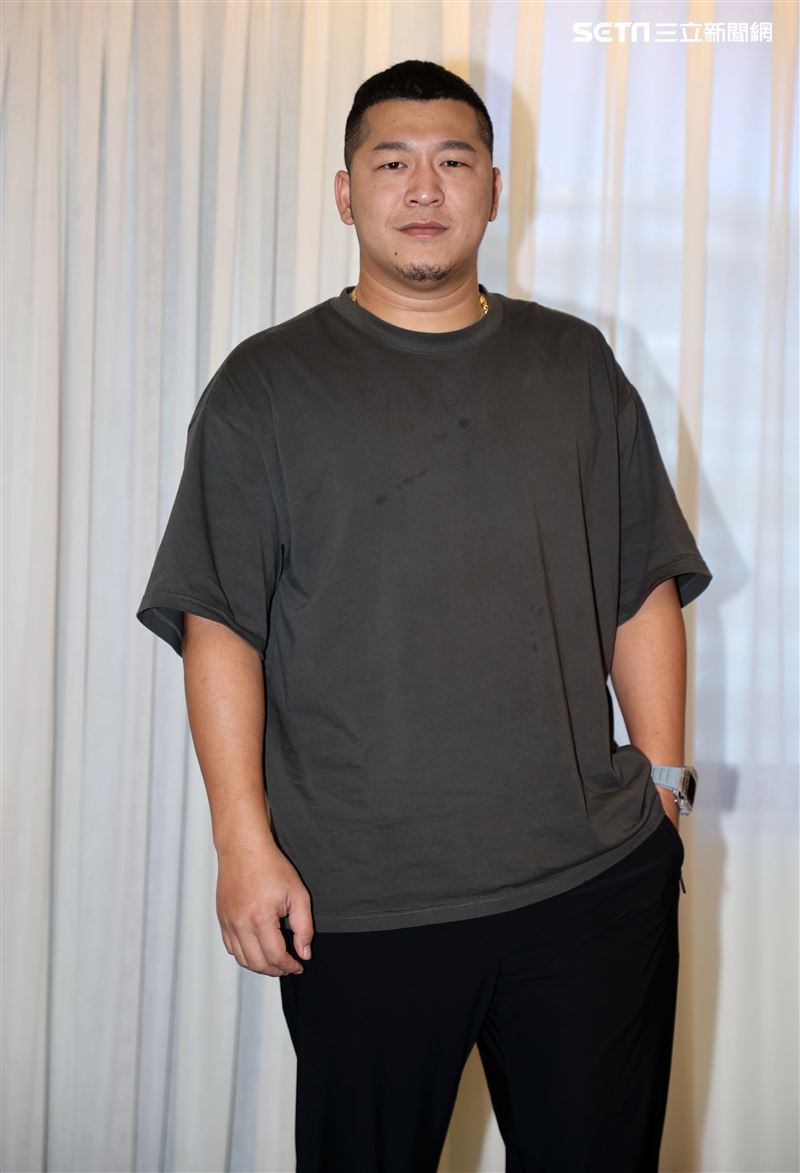 草爺出席「飲未乾的酒」MV活動。（圖／記者邱榮吉攝）