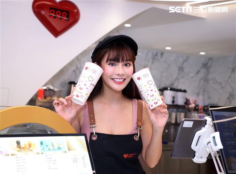 啦啦隊女神琳妲出席飲料店一日店長。（圖/記者邱榮吉攝影）