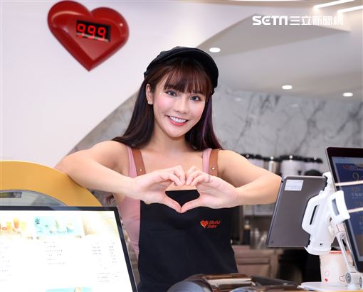 啦啦隊女神琳妲出席飲料店一日店長。（圖/記者邱榮吉攝影）