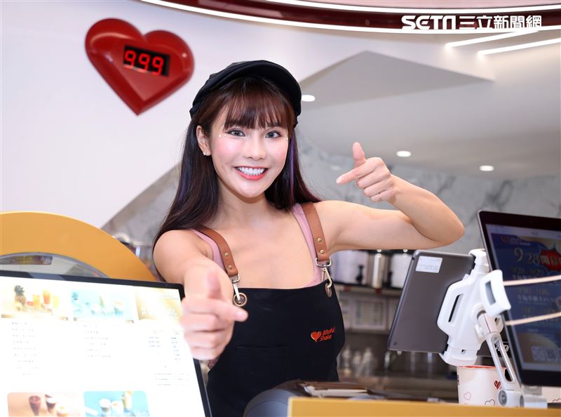 啦啦隊女神琳妲出席飲料店一日店長。（圖/記者邱榮吉攝影）