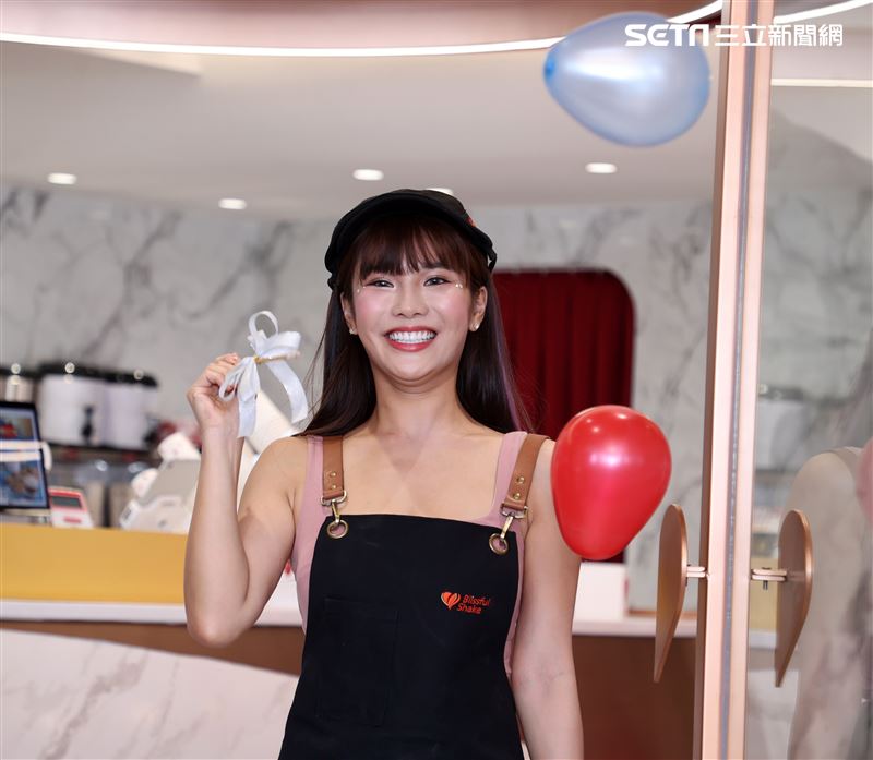 啦啦隊女神琳妲出席飲料店一日店長。（圖/記者邱榮吉攝影）