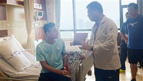 滑輪溜冰選手柯福軒訓練時受傷不慎造成手指骨折。（圖／中華奧會提供）