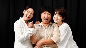 入圍最佳女主角的許瑋甯（右）與擔任金鐘主持人的劉品言上王琄節目。（圖／鏡電視提供）