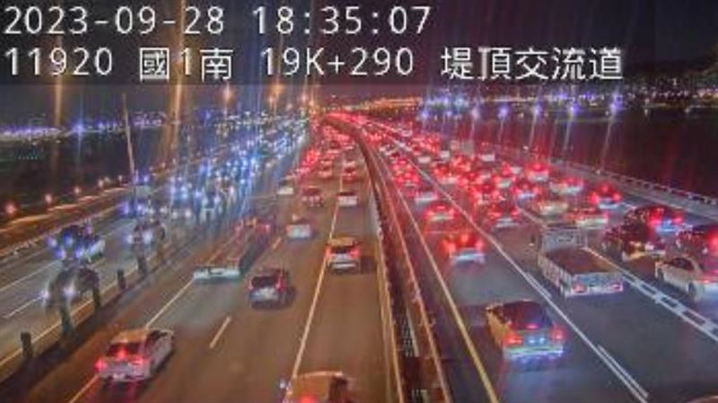 連假前下班狂塞車！國1紫爆車速僅4公里