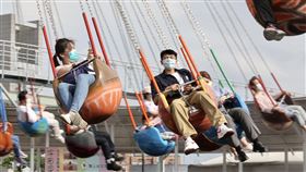 假日天氣晴  民眾出遊去（3）大台北地區29日白天天氣高溫晴朗，許多民眾把握假日好天氣，前往台北市兒童新樂園遊憩，開心搭乘園內遊樂設施。中央社記者張皓安攝  111年5月29日