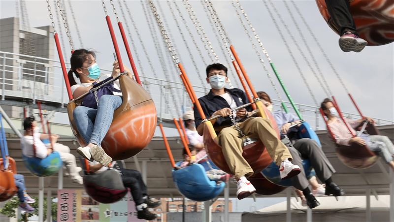 玩空中飛椅噴飛！女老師12M高空墜地爆頭