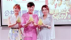 馮偉傑攜手吳申梅與翁鈺鈞。（圖／瑞揚創意提供）