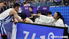 ▲杭州亞運男籃台灣中國對決，劉錚和曾文鼎在暫停時交談。（圖／記者劉彥池攝影）