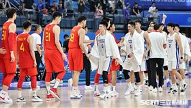 ▲杭州亞運男籃台灣中國對決慘輸20分，球員賽後擊掌。（圖／記者劉彥池攝影）