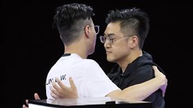 「五股石油王」林立偉賽後擁抱逆轉闖進金牌戰的隊友「GamerBee」向玉麟。（圖／中華奧會提供）