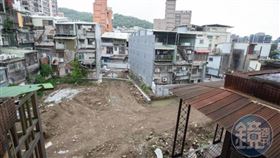 政府欠缺監督把關，導致建商倒閉跑路又無法可管，危老都更之路雪上加霜。圖為北投爛尾建案「泊山妍」基地。鏡週刊