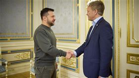 英防相訪烏  會烏克蘭總統澤倫斯基英國國防大臣夏普斯（右）27日赴烏克蘭訪問，與烏克蘭總統澤倫斯基（左）會晤。（英國國防部提供）中央社記者陳韻聿倫敦傳真  112年9月28日
