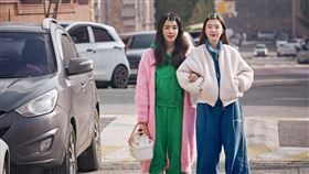 嚴正化（左）和方珉妸在《詐騙女王》飾演詐母女。（圖／采昌國際提供）