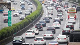 連假出遊潮  國道3號南下車多（1）清明連假首日，國道3號1日湧現出遊車潮，三鶯到大溪南下路段出現塞車的情形。中央社記者王騰毅攝  112年4月1日