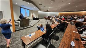 亞特蘭大駐處偕美智庫 談台灣半導體與全球安全駐亞特蘭大辦事處27日聯合南卡羅來納大學吳克研究中心，以「台灣半導體與全球安全」為題舉辦研討會，邀請「晶片戰爭」作者米勒、台灣半導體研究中心主任侯拓宏等講者，辦事處處長王翼龍（台上）也應邀出席致詞。（駐亞特蘭大辦事處提供）中央社記者徐薇婷華盛頓傳真  112年9月29日