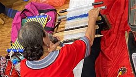 達悟民族論壇安排織布課程實作工作坊講習教育部委託台東大學在蘭嶼鄉舉辦達悟民族教育論壇，並安排織布課程實作工作坊講習，邀請蘭嶼高中文化教師郭月桂示範達悟族傳統織布工序。（國教署提供）中央社記者許秩維傳真  112年9月29日