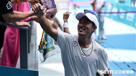 ▲杭州亞運網球男雙，許育修、莊吉生摘下金牌，賽後和球迷擊掌簽名。（圖／記者劉彥池攝影）