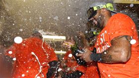 ▲金鶯以本季第100勝拿下睽違10年的分區冠軍，今年季中從洋基轉來的Aaron Hicks在休息室內噴香檳慶祝。（圖／美聯社／達志影像）