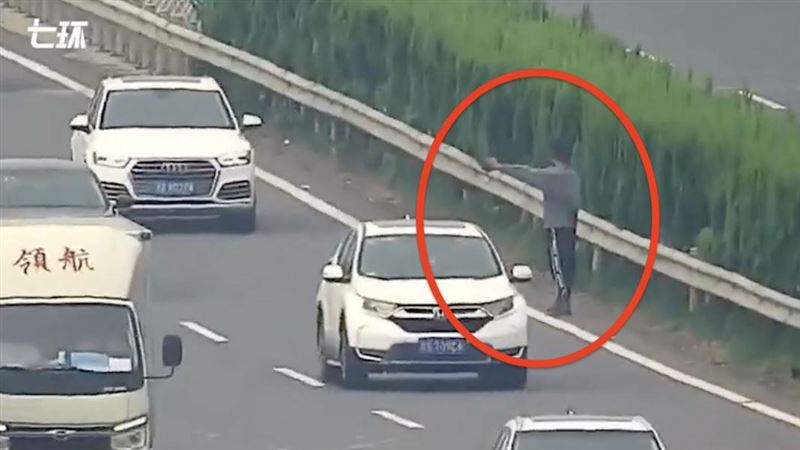 爸媽修車忘了帶兒走 他慘在高速上攔車