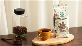 慶星巴克成立25週年，推出季節限定款「星巴克週年紀念綜合咖啡豆」。（圖／品牌業者提供）