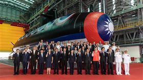 蔡英文、黃曙光、馮世寬、陳其邁、美國在台協會處長孫曉雅、駐台北韓國代表部代表李殷鎬、日本台灣交流協會副代表岡島洋之出席海鯤艦下水。（圖／軍聞社提供）