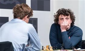 ▲天才棋手尼曼在國際象棋辛克菲爾德盃中打敗西洋棋世界冠軍卡爾森，但有傳聞尼曼是使用「智能肛珠」作弊才能贏得比賽。（翻攝自Saint Louis Chess Club）

