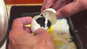 北市楊男在雜糧行購買的雞蛋居然變黑發臭。（圖／當事人提供）