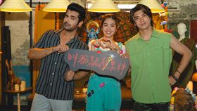 林哲熹（右起）、雷嘉汭以及印度演員Arjan Bajwa中秋不休息，新片《叫我驅魔男神》正式開拍。（圖／光盛影業提供）