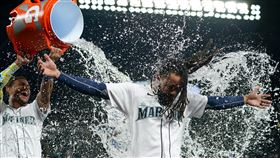 ▲克勞佛敲出逆轉再見安打，隊友向他慶賀。（圖／美聯社／達志影像）